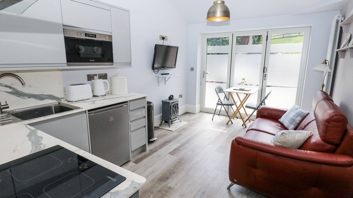 Padfield Cottage | LITTLE BIRCHINLEA, pet friendly, character holiday cottage in Glossop