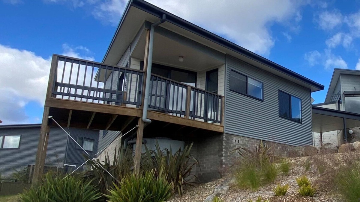 East Jindabyne Cabin | Little Bivvy located high up in Tyrolean Village with spectacular views over Lake Jindabyne