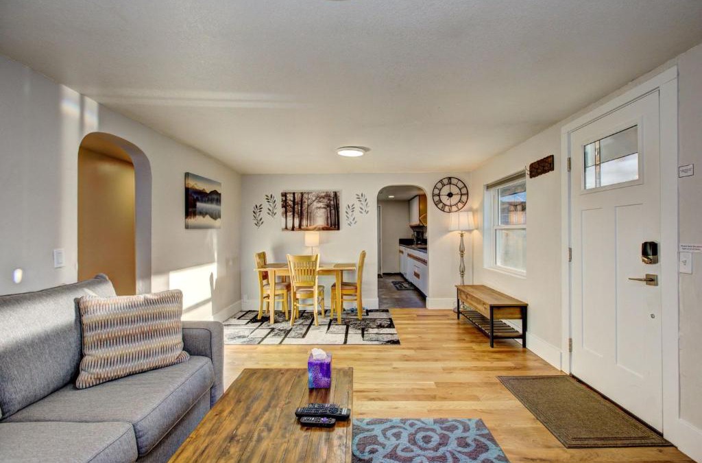 Depot Bench House | Little Blue Bungalow on Boise's Bench, Pet Friendly, Fully Fenced yard with doggie door! 2 miles from BSU, 5 minutes from Downtown Boise, Desk and workstation for remote workers, 2 TV's large walk-in closet, Good for mid-term stays