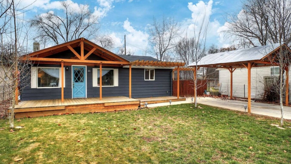 Depot Bench House | Little Blue Bungalow Pet Friendly, Fenced Yard!