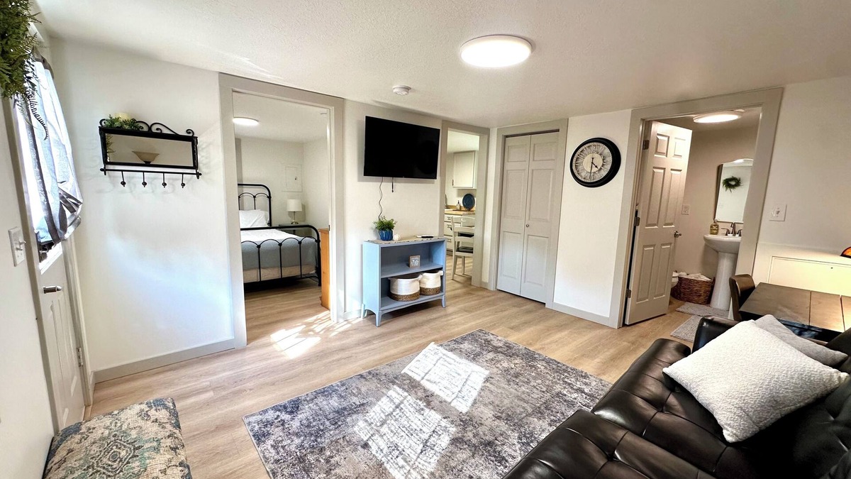 Kirksville Cottage | Little Blue Cottage - Charming 1-bedroom cottage in Kirksville