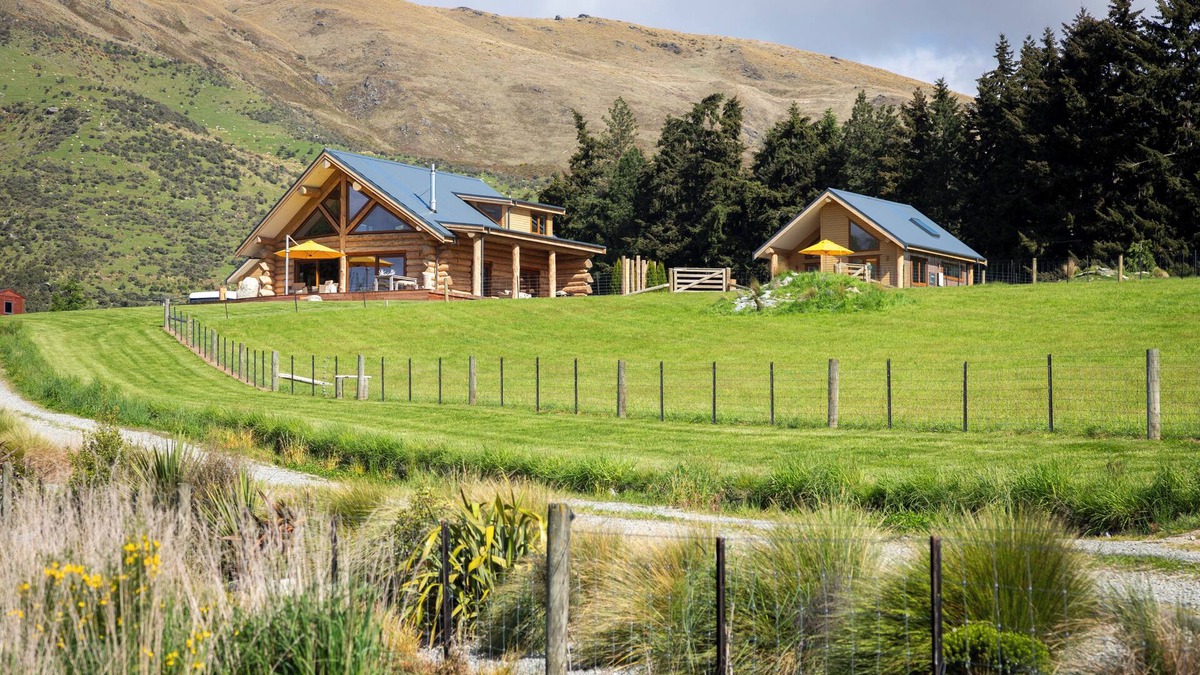 Garston Cabin | Little Breck lodge in rural Southland. Sustainable luxury with pet sheep!