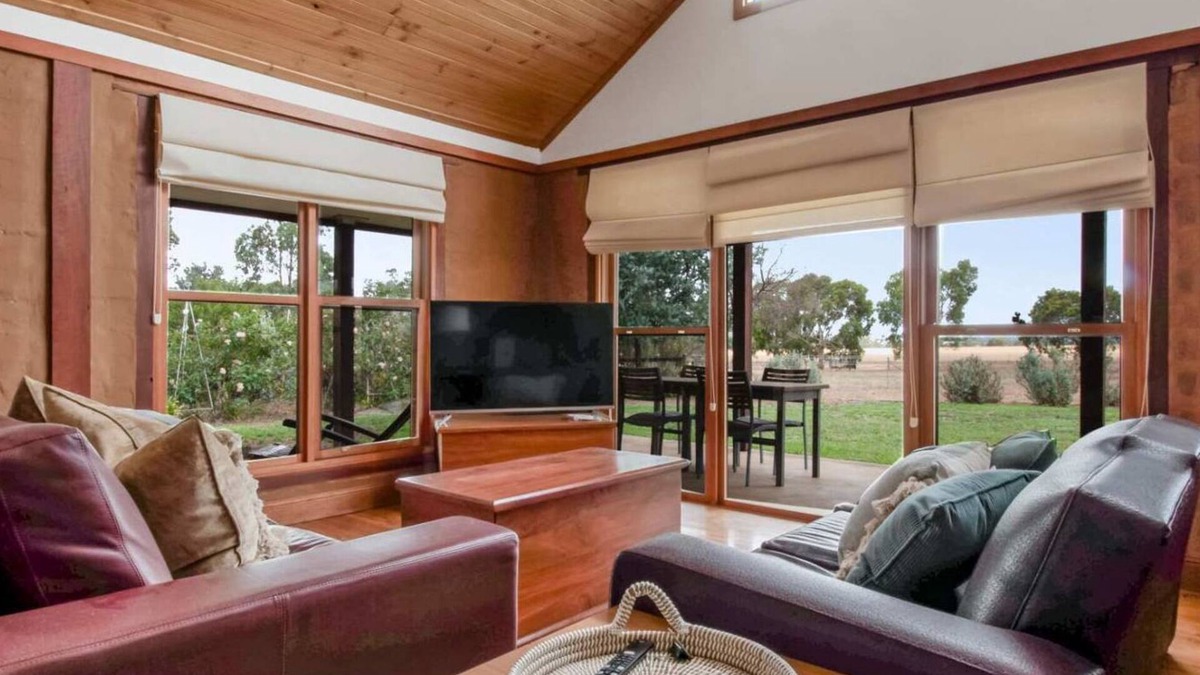 Hillgrove House | Little Bunda Cottage - Charming Mudbrick Stay