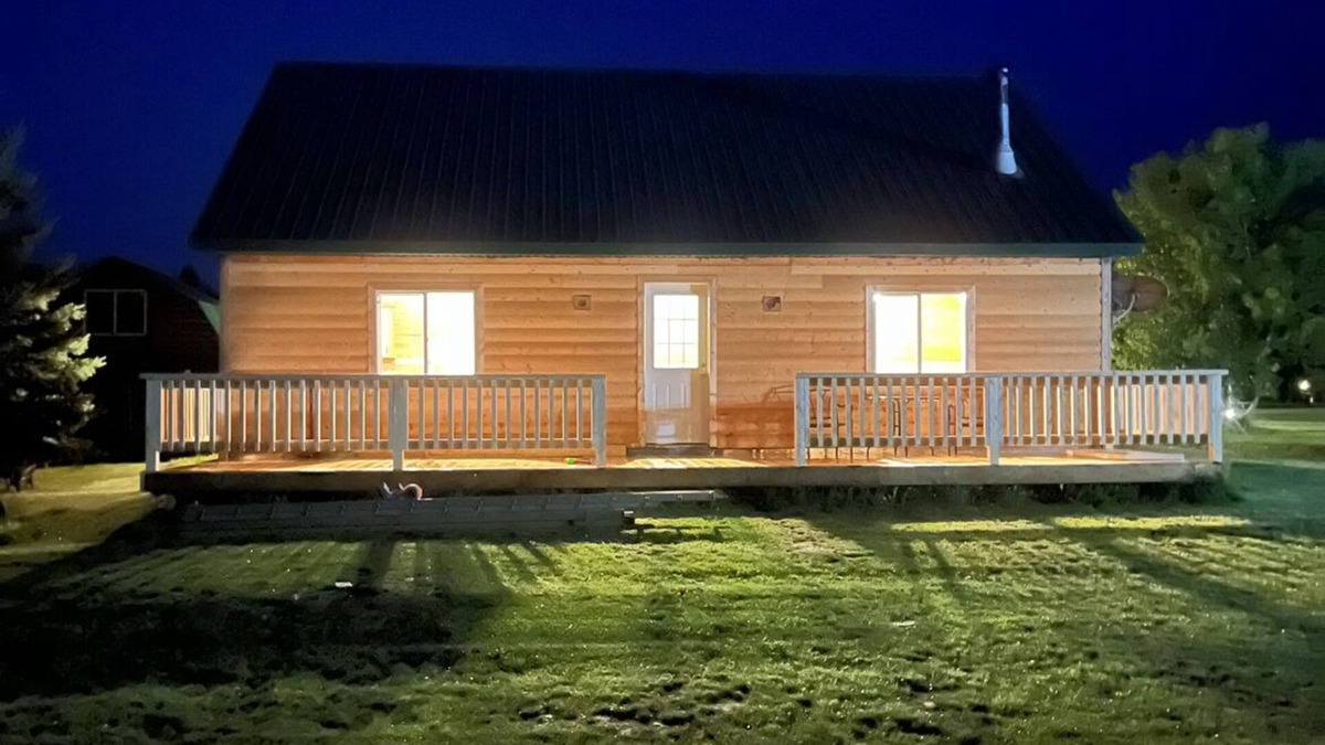 Central Alberta Cabin | Little cabin near a lake