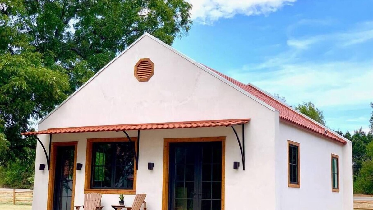 Waco House | Little Dutch Cabin #101 | Pickleball | Soaker Tub