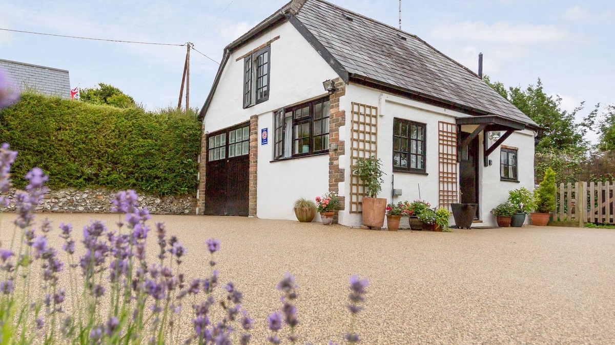 Milborne Saint Andrew Cottage | LITTLE ENGLAND COTTAGE, pet friendly in Milborne St Andrew