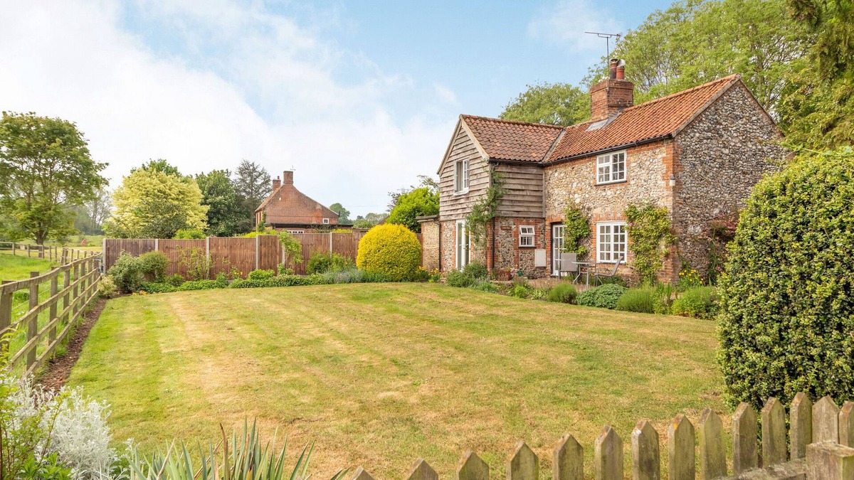 East Dereham Cottage | LITTLE FLINT, pet friendly, with open fire in Little Fransham