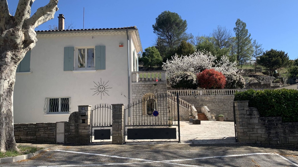 Barjac Apartment | Little gîte in the center of Barjac Chez Art et Hasardsn