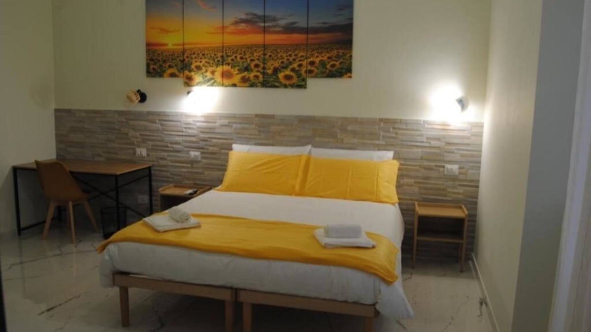 Zona XVI Torrenova House | Little Gardens Guest House - Sunflower Room