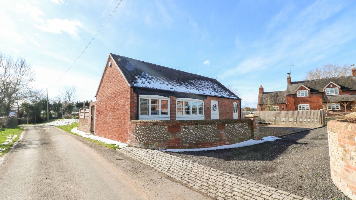 Uttoxeter Cottage | LITTLE GEM, family friendly, with hot tub in Marchington