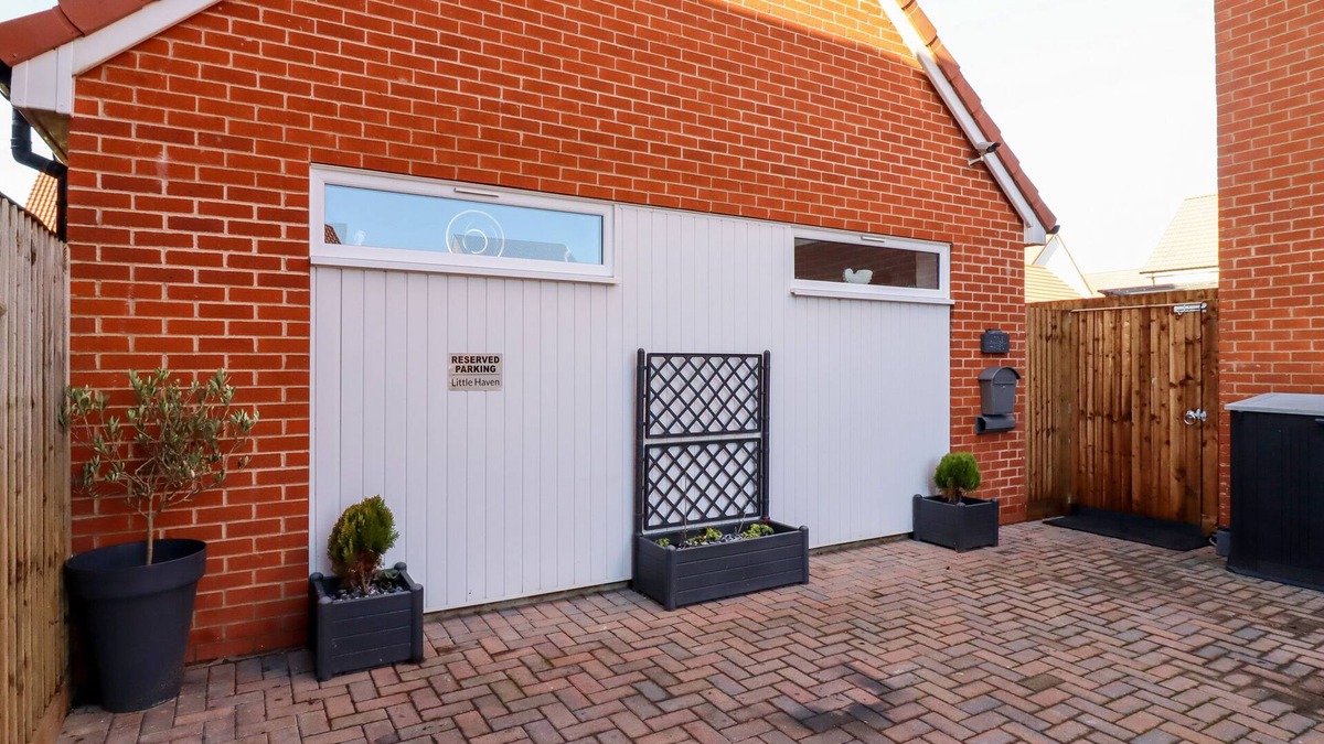 Frinton-on-Sea Cottage | LITTLE HAVEN, country holiday cottage, with a garden in Kirby Cross