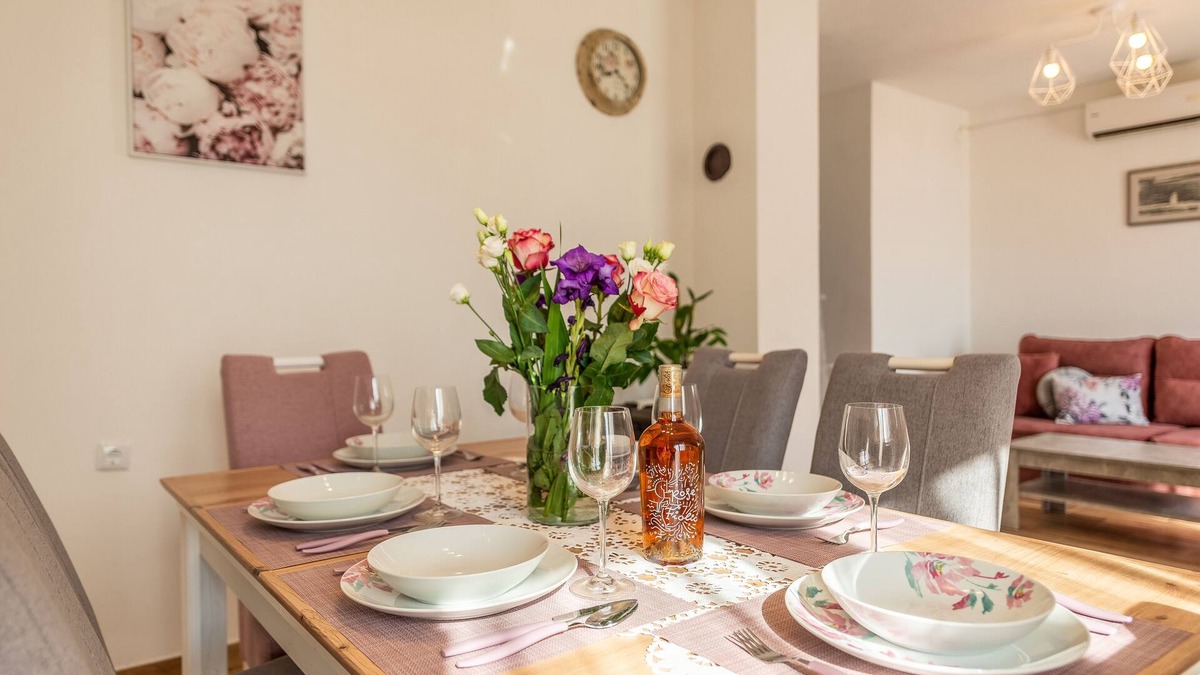 Preko House | Little House by the Sea, Beachfront, Parking, WiFi