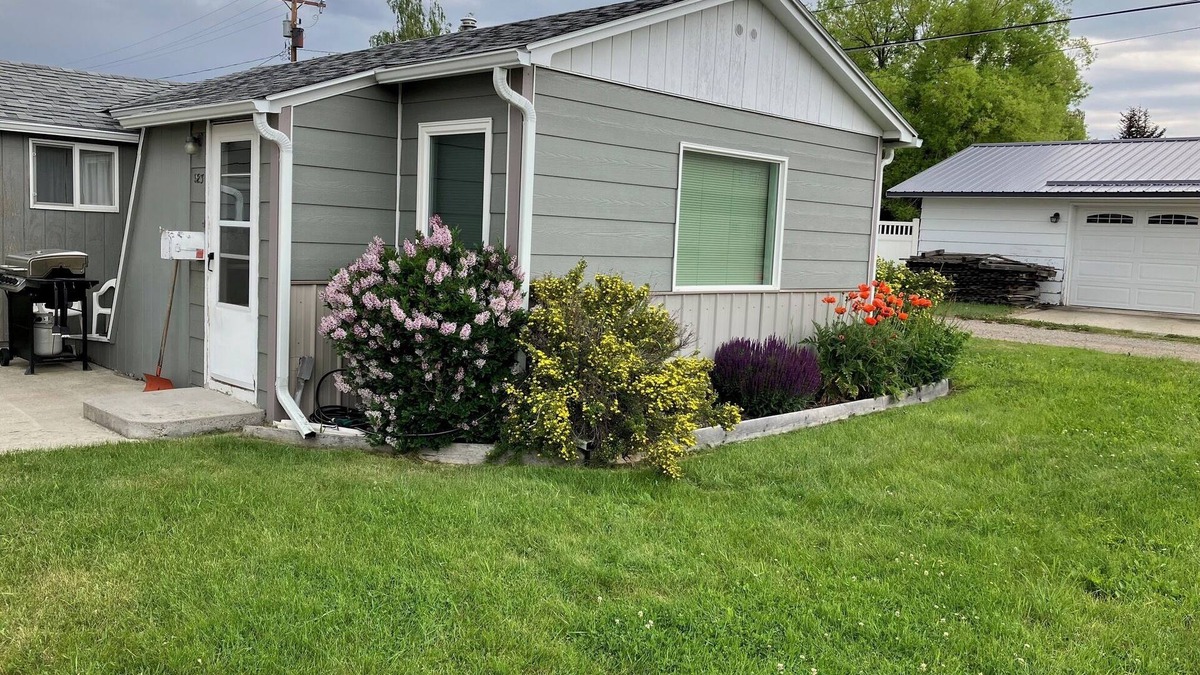 Deer Lodge House | Little House in Quiet Neighborhood