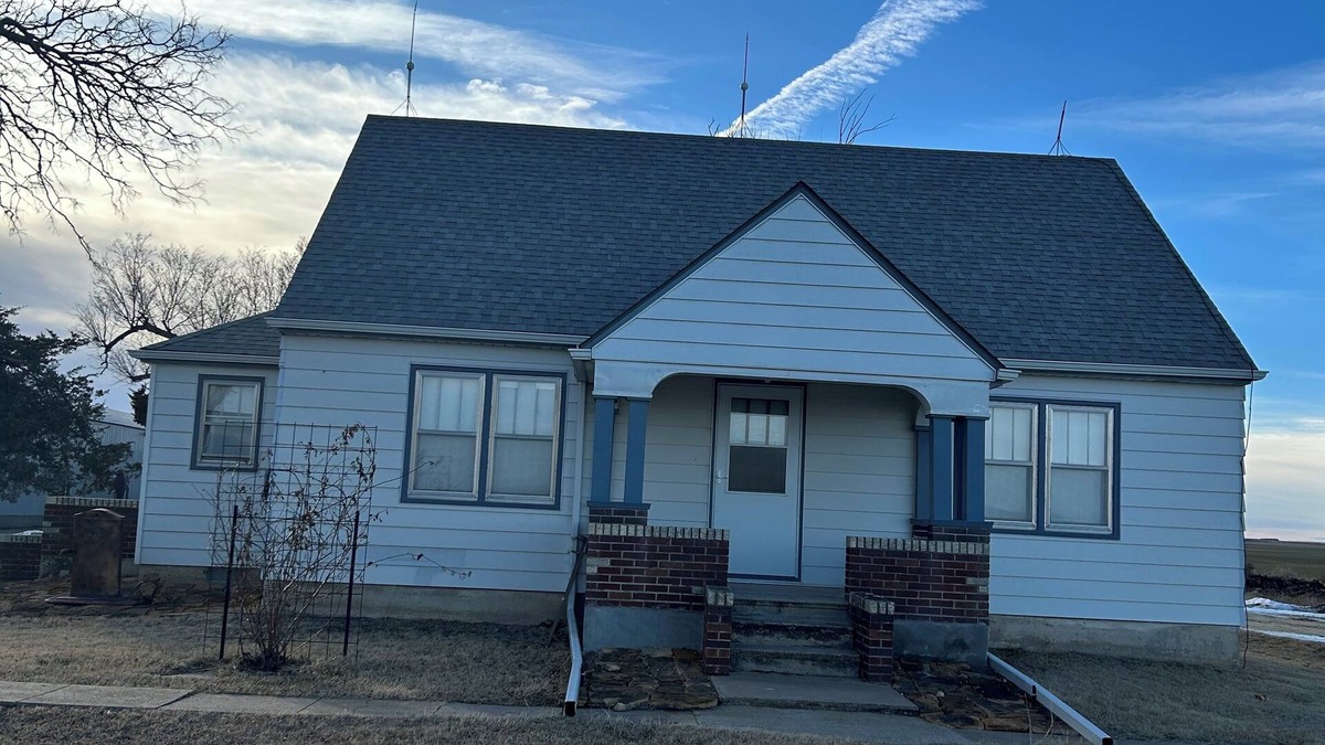 Osborne County Other | Little House Inn - Charming 4-bedroom farmhouse with AC, WiFi near Tipton