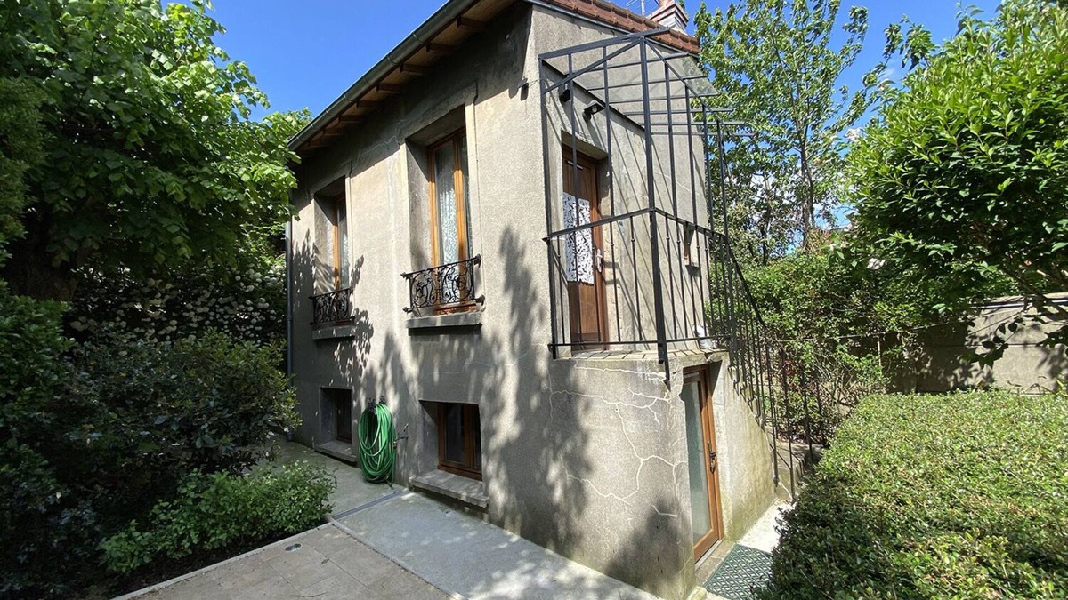 Villejuif House | Little house near Paris & metro. Quiet and nestled in lush greenery.