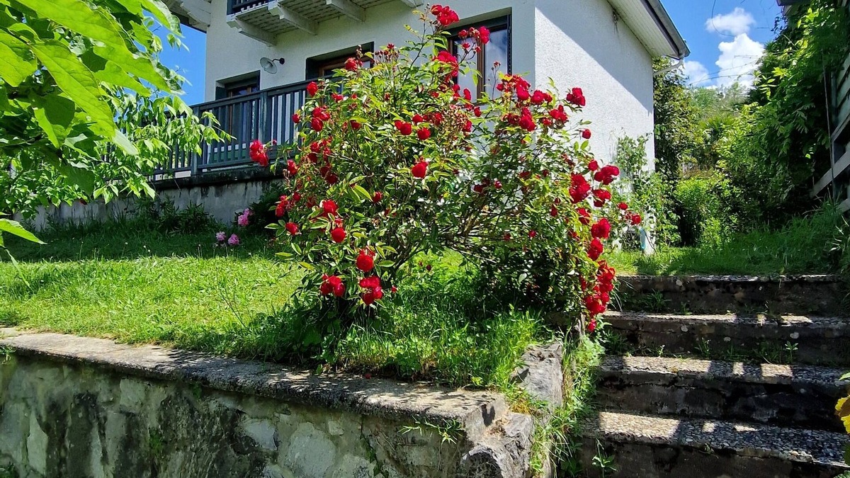 Viviers-du-Lac House | Little house of happiness, large garden, close to the lake. Breathtaking view.