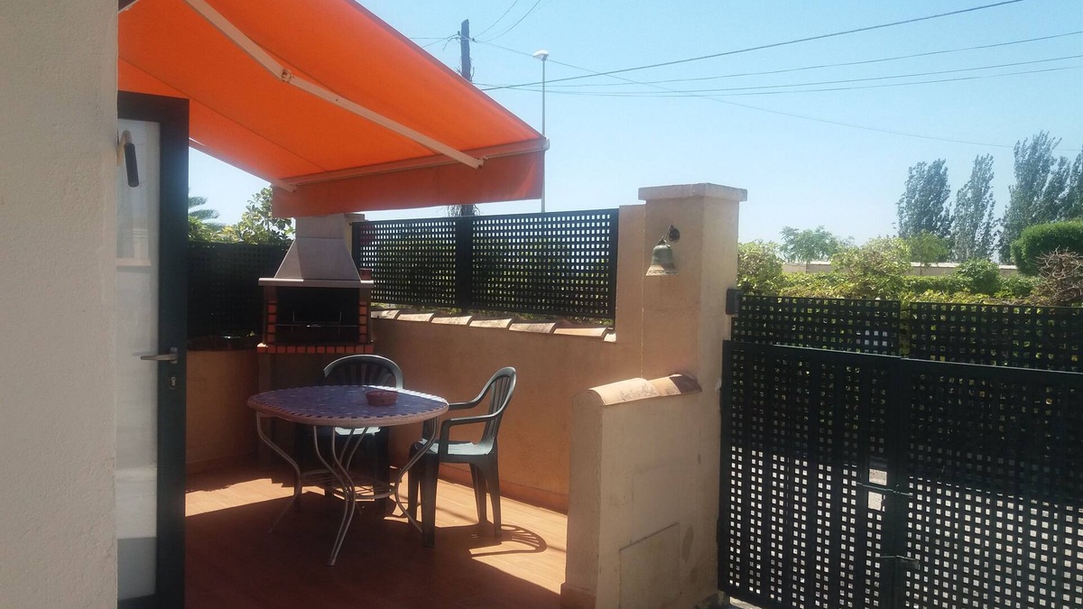 Deltebre House | Little house on the river bank