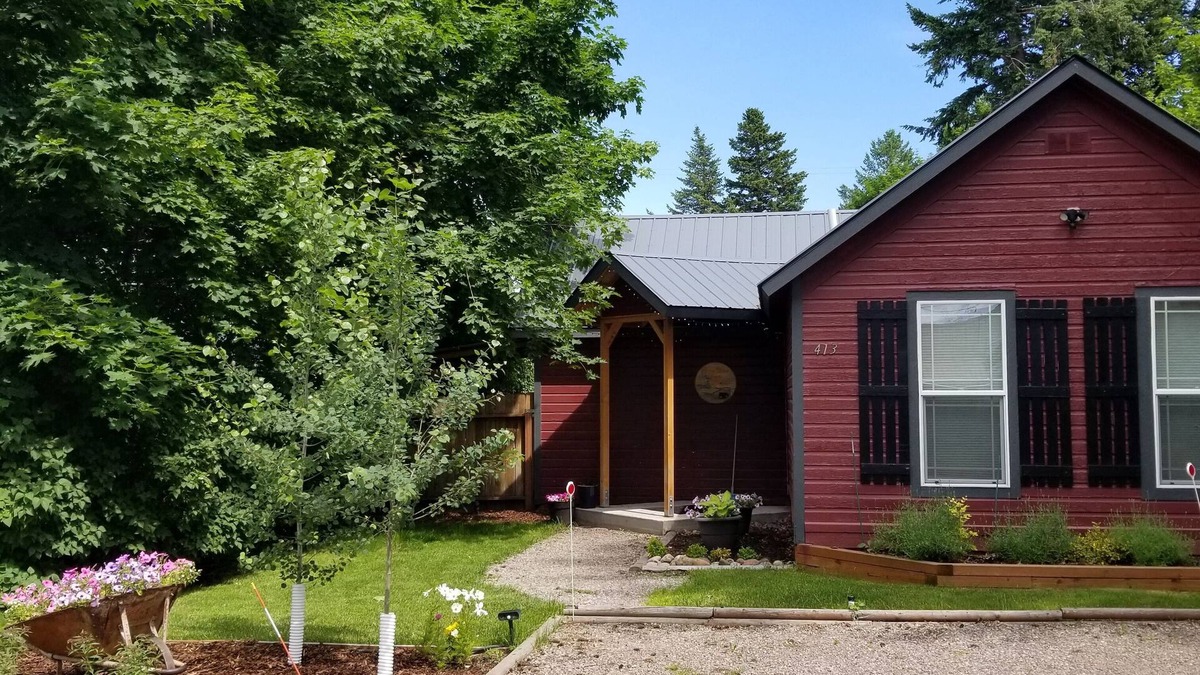 Columbia Falls House | Little House Under the Big Sky, 2 bedrm 2 bth near Glacier Park & Whitefish Mt.