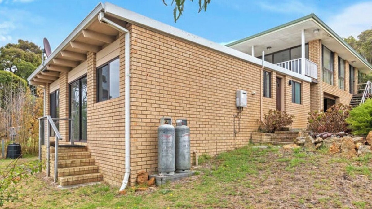 Albany Apartment | Little Innes - affordable accommodation with a view
