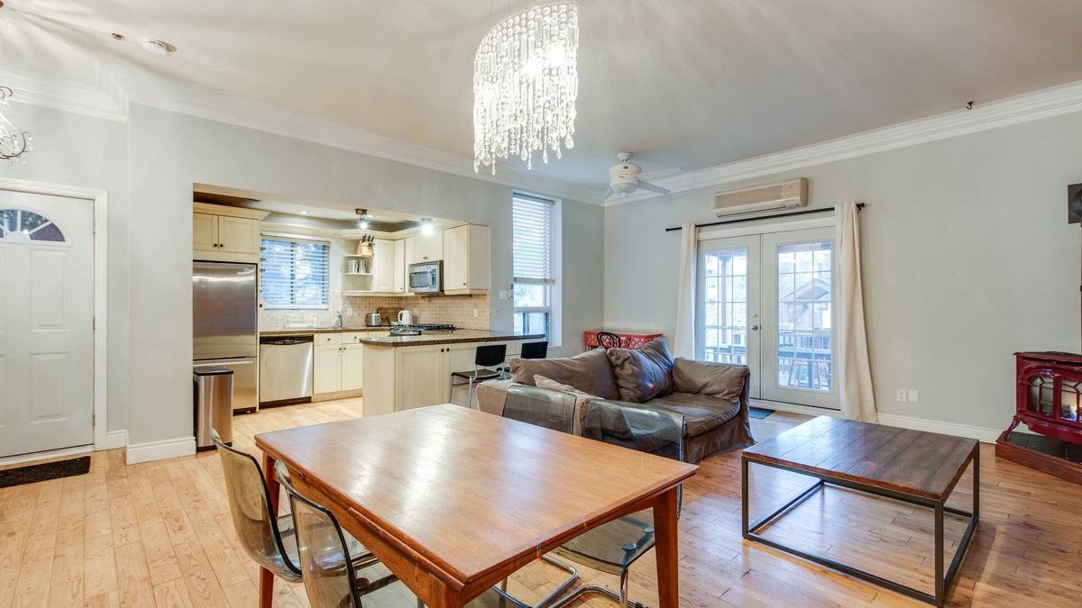 Palmerston Apartment | Little Italy Gem with deck and BBQ.