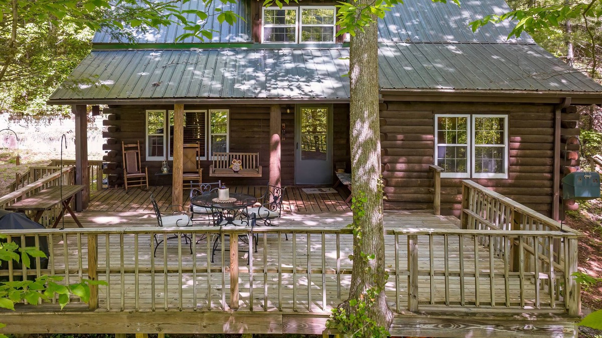 Saluda Cabin | Little Log Cabin in the Woods