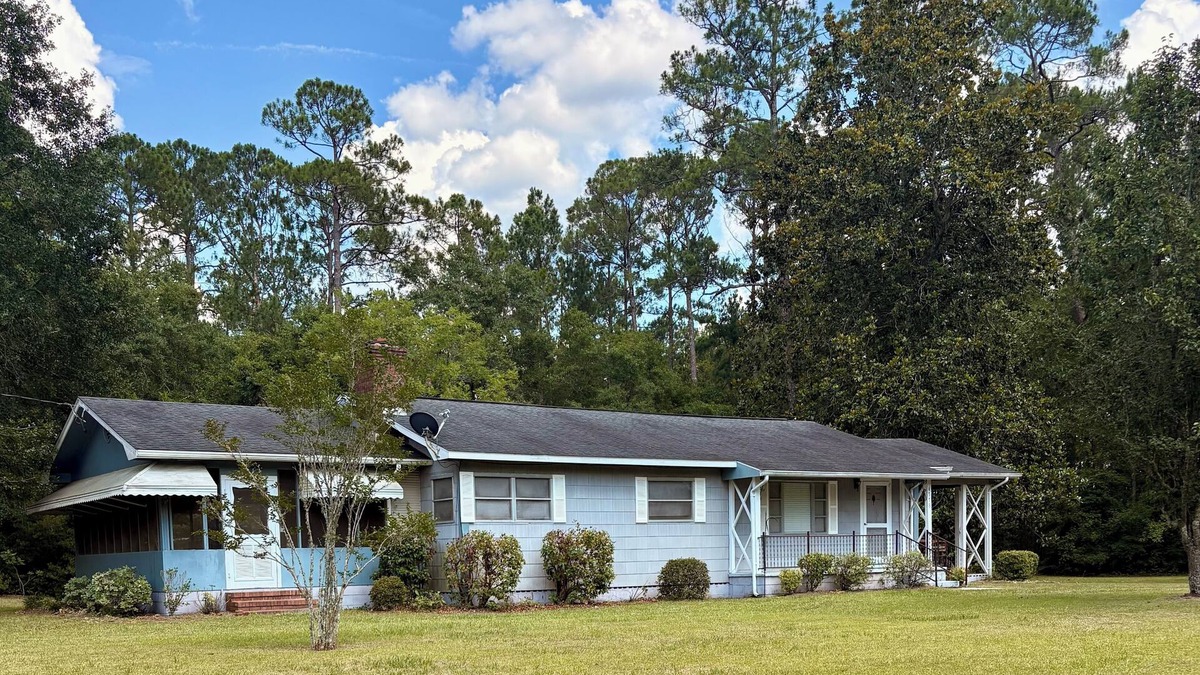 Blackshear Other | Little Magnolia Farmhouse, charming 2-bed 1.5 bath with WiFi, AC in Blackshear.