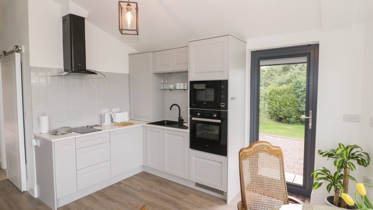 Forest of Dean Cottage | LITTLE MAGNOLIA, romantic, with a garden in Upton Upon Severn