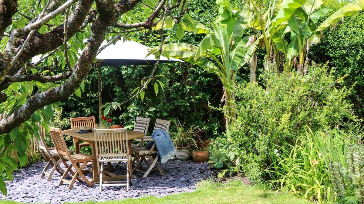 Maiden Newton House | LITTLE ORCHARD, family friendly in Maiden Newton, Dorset