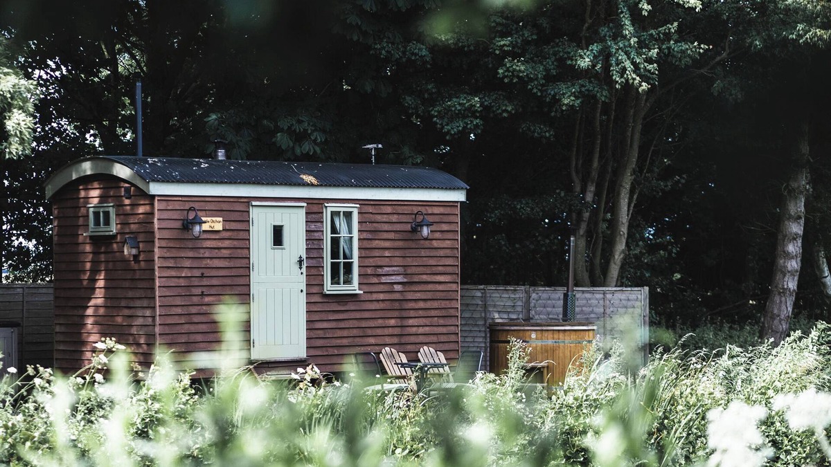 Winestead Cottage | LITTLE OTCHAN SHEPHERD'S HUT, romantic, with hot tub in Roos