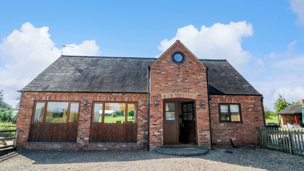Upton Snodsbury Cottage | LITTLE OWL BARN, family friendly, with open fire in Upton Snodsbury