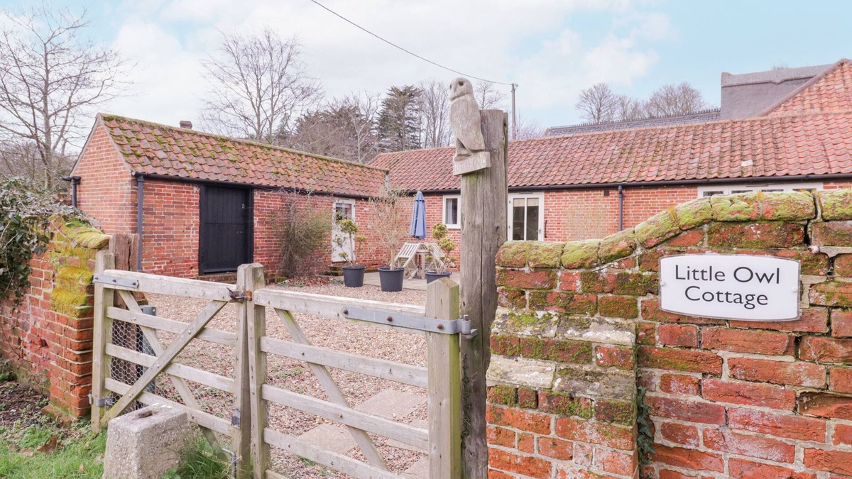 Dunwich Cottage | LITTLE OWL COTTAGE, pet friendly, with a garden in Westleton