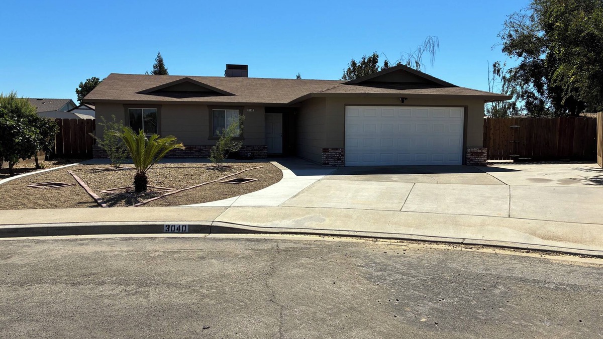 Turlock House | Little Palace in Turlock. 3 bdrm, 2 bath. Steps from Stanislaus Univ. & Hospital