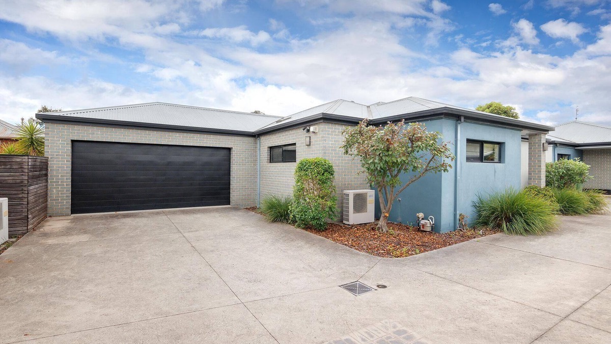Albury House | Little Palace on Buckingham - Private and quiet two bedroom, two bathroom apartment