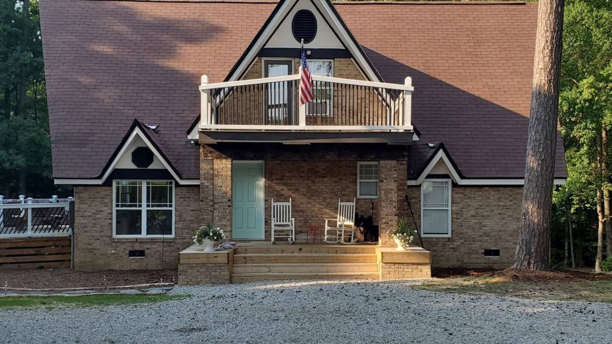 Manson House | Little Piece of Paradise, Kerr Lake, Private Dock and Pickleball court!