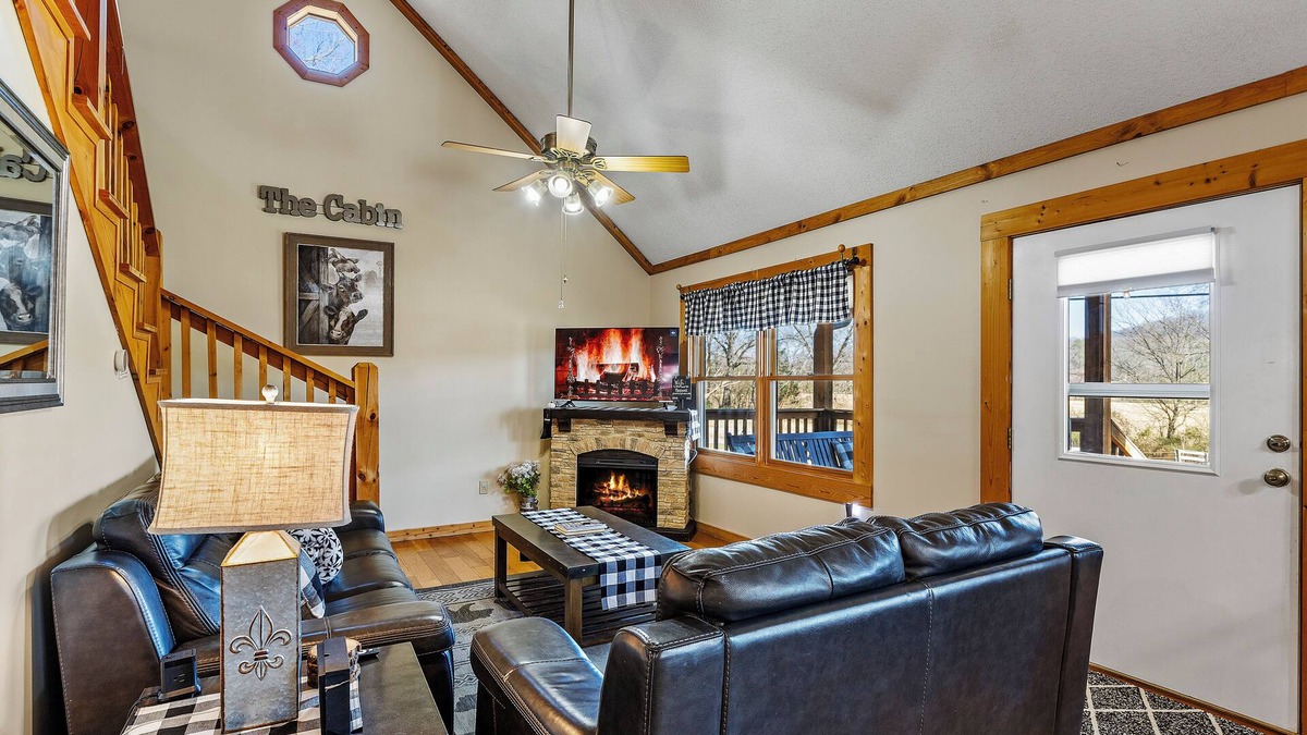 Knoxville Cabin | Little Ponderosa Farmhouse Cabin, FP, Hot tub, Arcade, Trails, Fishing, near UTK