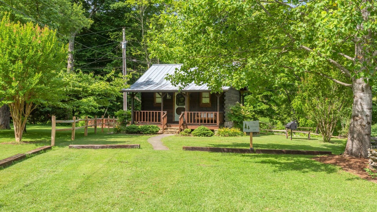 Townsend Cabin | Little River Cabin - Riverfront, 1 mile from GSMNP - Romantic Getaway!