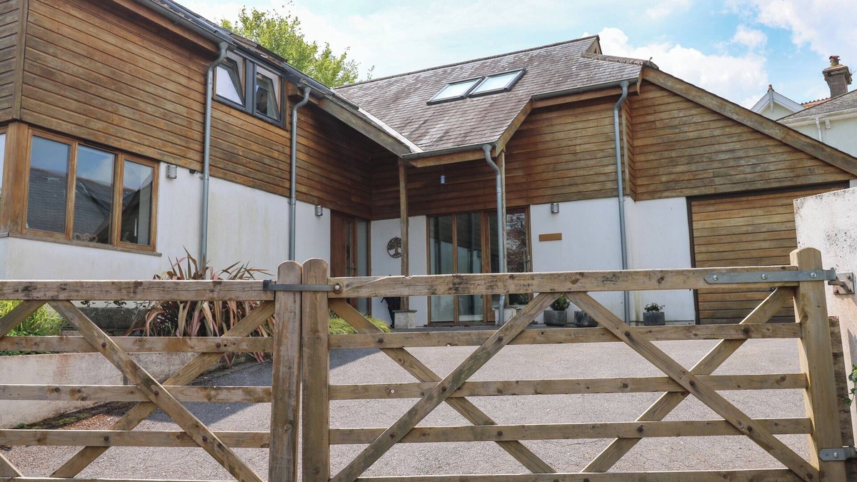 Totnes Cottage | LITTLE RONDEVAL, pet friendly, character holiday cottage in Totnes