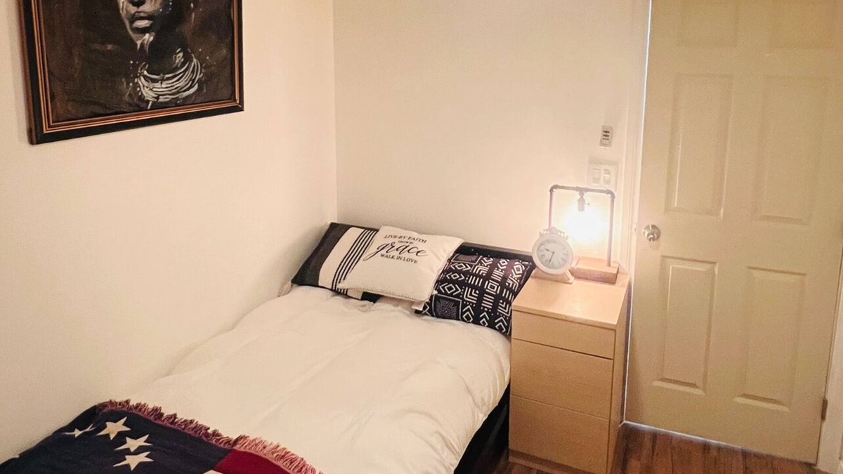 Valencia Apartment | Little safe quiet front yard 1 bedroom