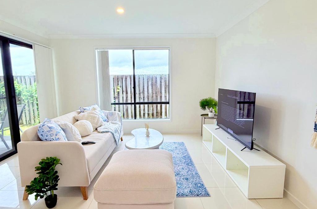 Pimpama House | Little Santorini Retreat - Family Home near Theme Parks