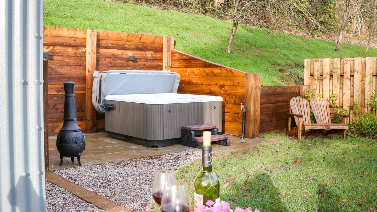 Umberleigh Cottage | LITTLE SILVER FOX, romantic, with hot tub in High Bickington