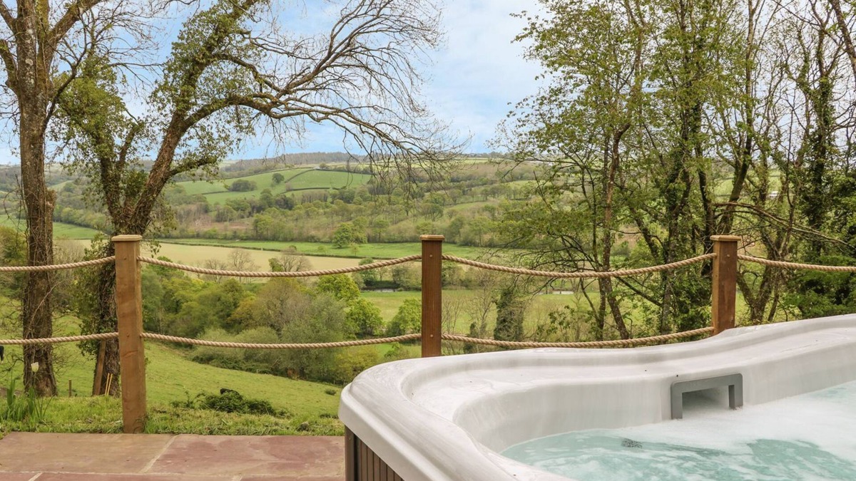 Umberleigh Cottage | LITTLE SILVER LEAF, romantic, with hot tub in High Bickington
