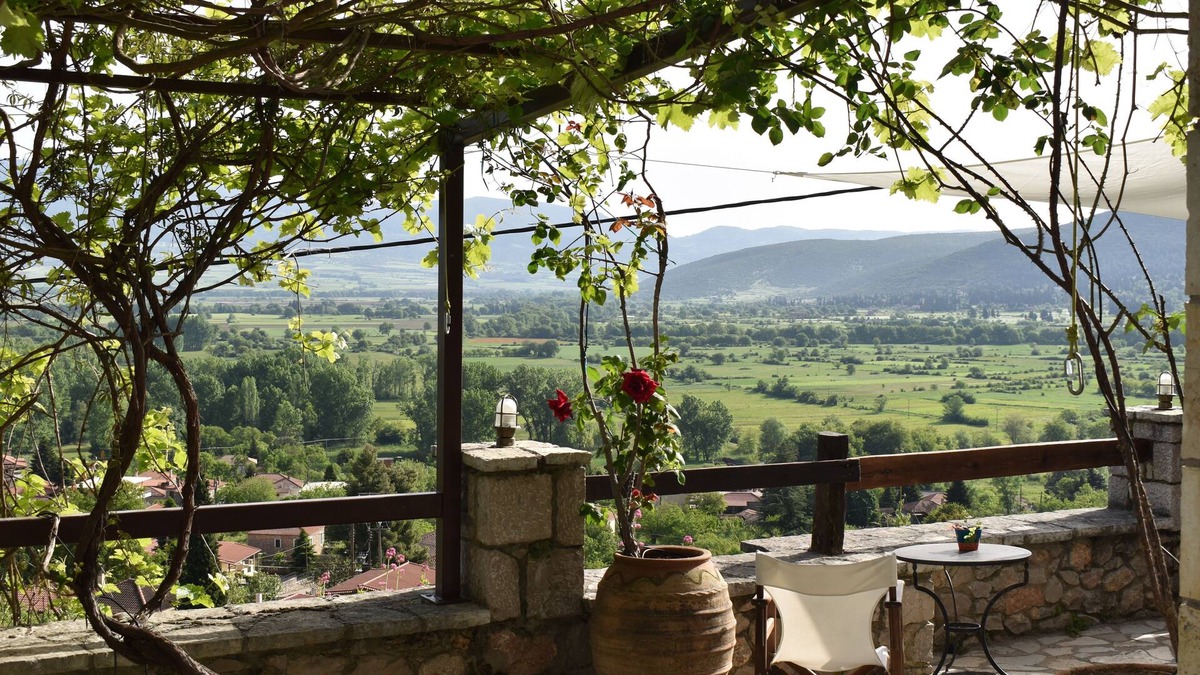 Lilaia Cottage | Little stone maisonette