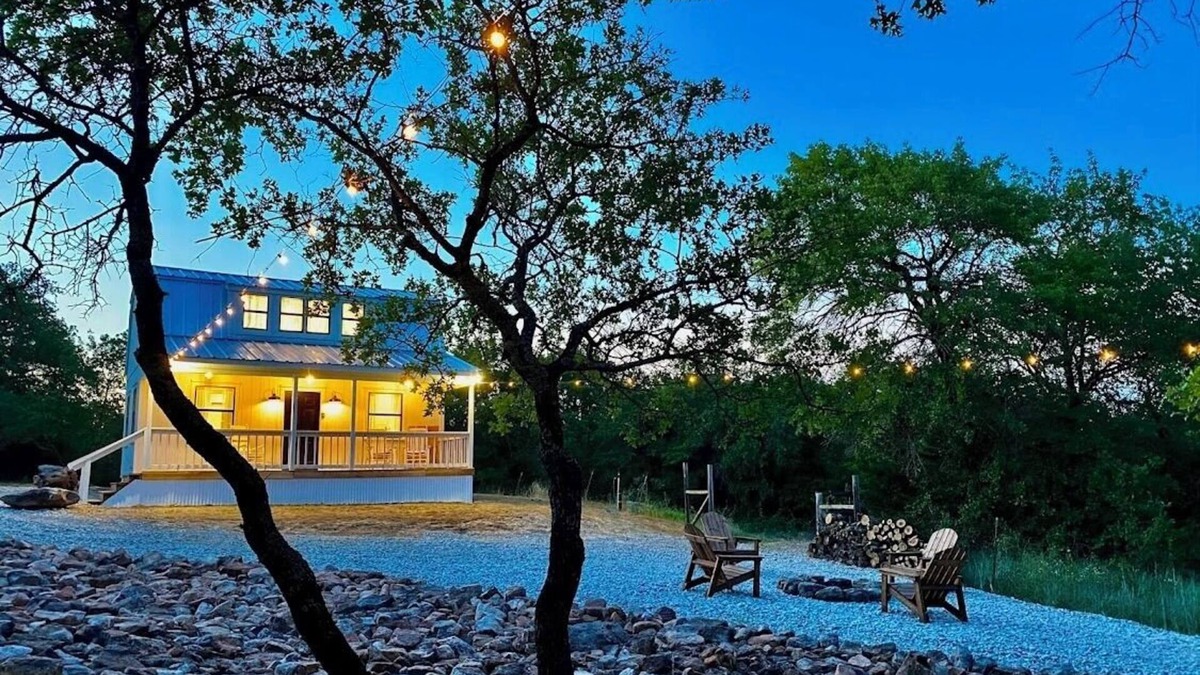 Sunset Cottage | Little White Barn - Private 20 Acre Escape w/Pond