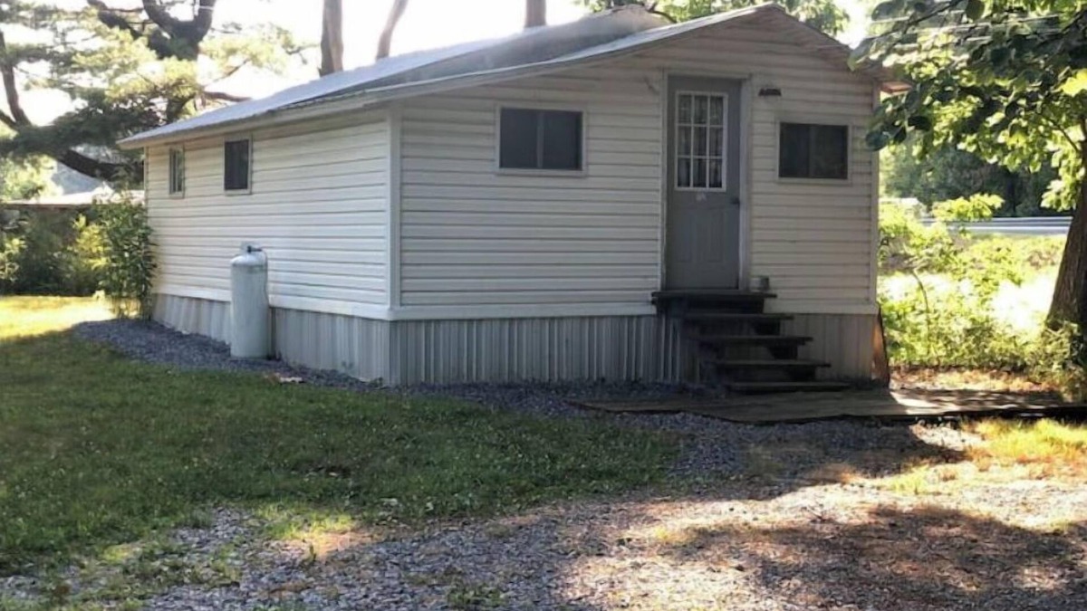 Manns Choice Cabin | Little White Cabin by the river, fishing trails, kayaking, near State Park lake