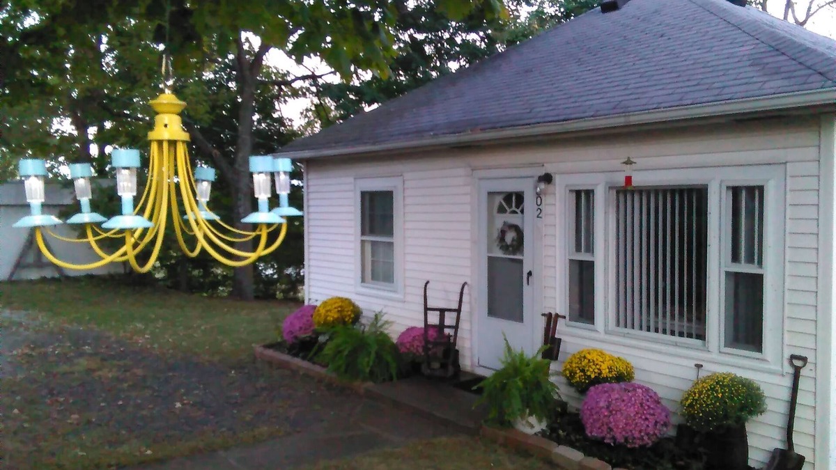 Williamstown Cottage | Little White Cottage-Country Setting In Town Just 5 minutes to The Ark Encounter