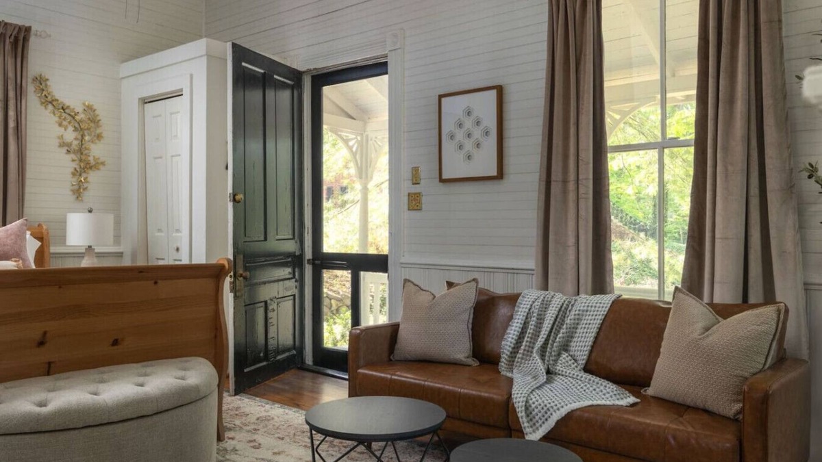 Old Irving Park House | Little White House Studio w/Full Kitchen