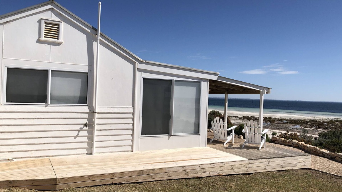 Moorowie Cottage | LITTLE WHITE SHACK on the beach, Hardwicke Bay, Yorke Peninsular