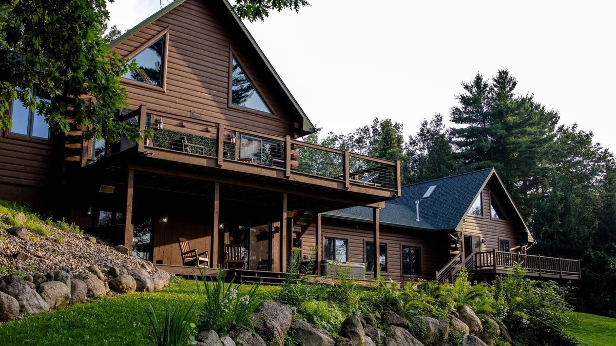 Weyauwega Cabin | Little Wolf Lodge–Spacious 5+ Bedroom Cabin on the Little Wolf River! Sleeps 16