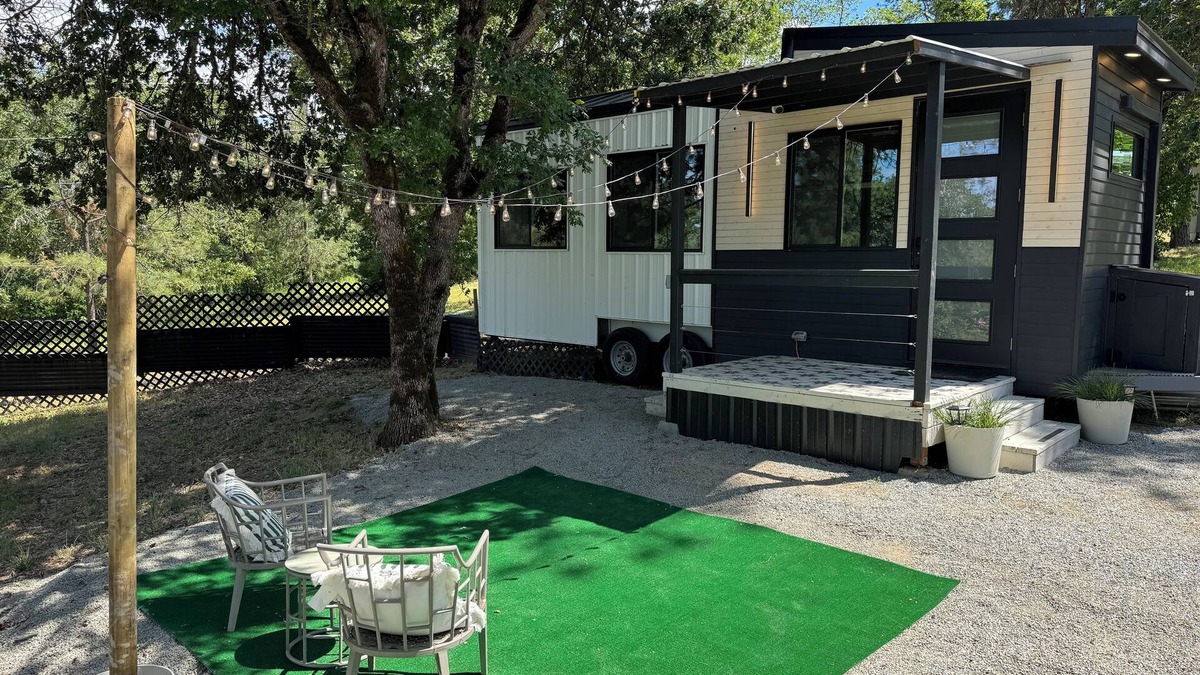 Central Point Apartment | Little Wolf Tiny Home cozy, pet friendly, secludednn