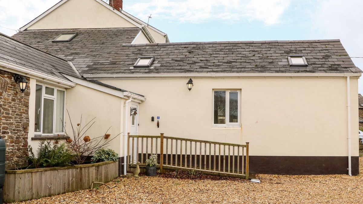 Littleham Cottage | LITTLEHAM COURT COTTAGE, pet friendly, with hot tub in Bideford